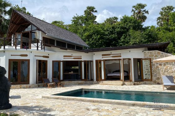 Image 2 from Villas, bungalows et entrepôts avec vue sur la mer à vendre sur l'île de Rote
